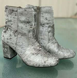 Hippie laundry Silver Velvet Women's Booties